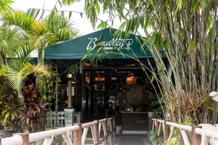 Outdoor dining at E.R. Bradley’s on the West Palm Beach waterfront near Clematis Street and Flagler Drive